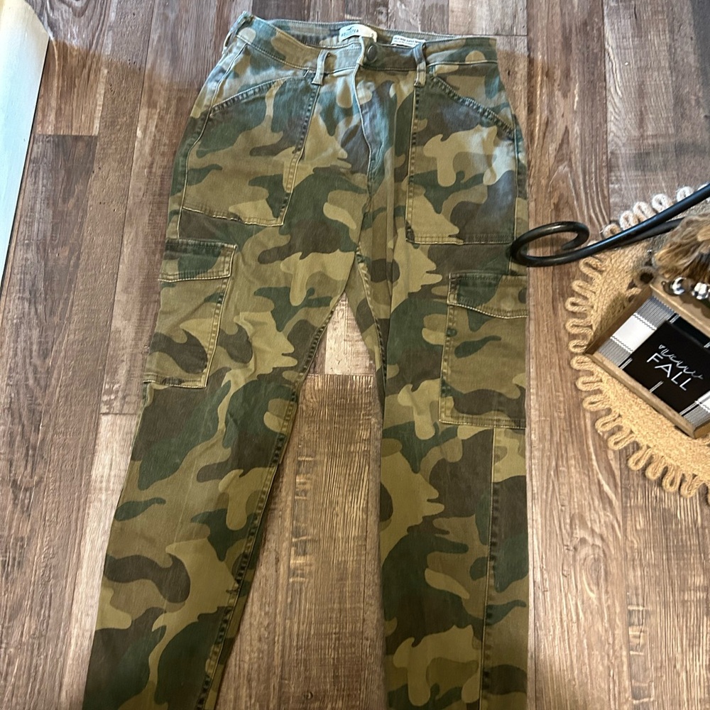 Hollister Women's High Rise Camouflage Jeans